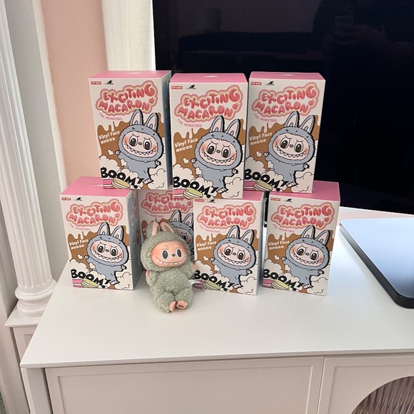 Exciting Macaron Labubu - Sesame Bean - Picture 2 of 5